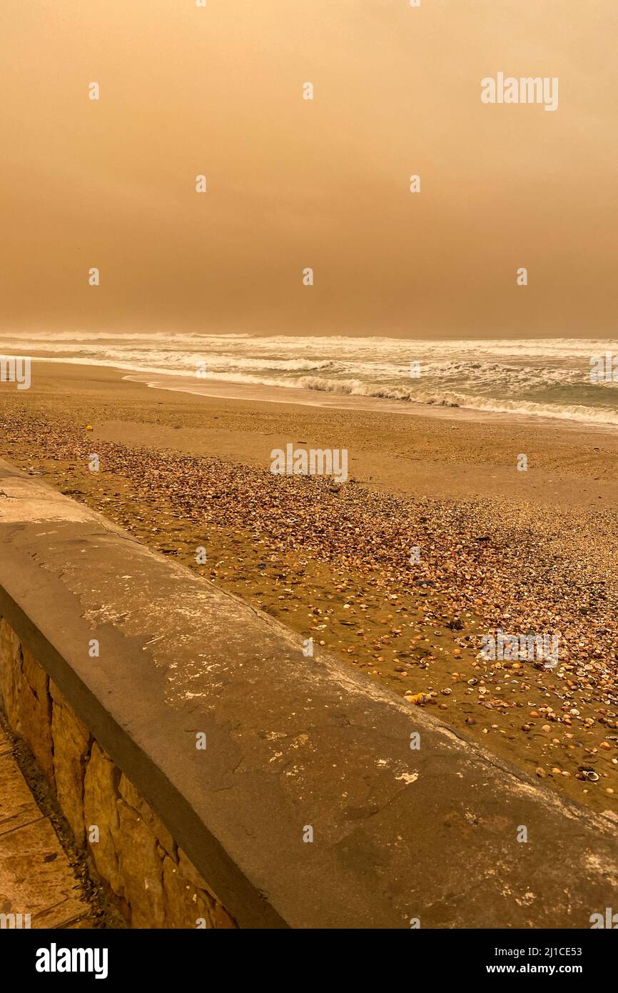 Haze couvre le ciel de Rincon sur la plage, en raison de la tempête du désert du Sahara, au Maroc Banque D'Images