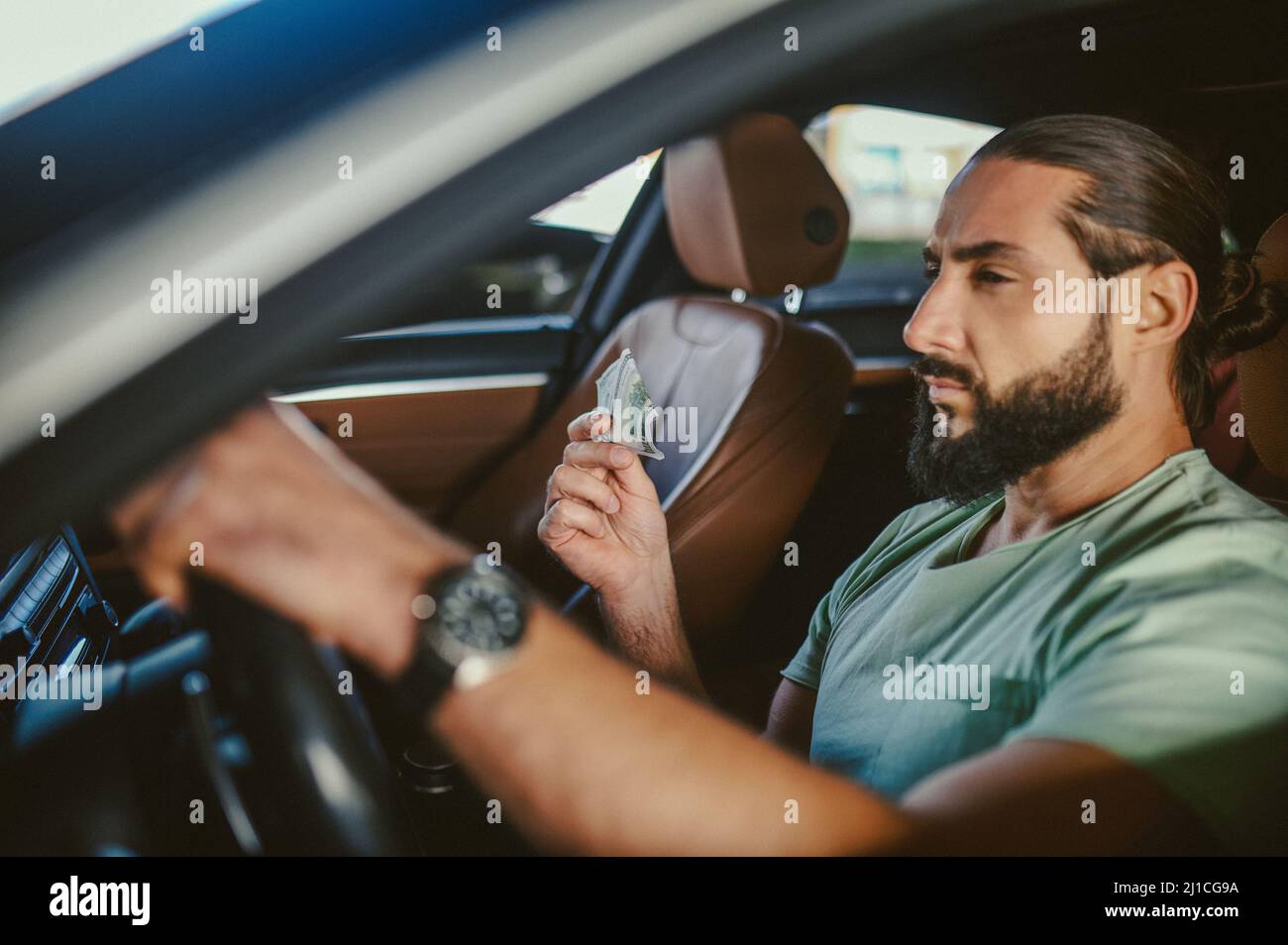 Un jeune conducteur véardé dans une voiture avec un client féminin Banque D'Images