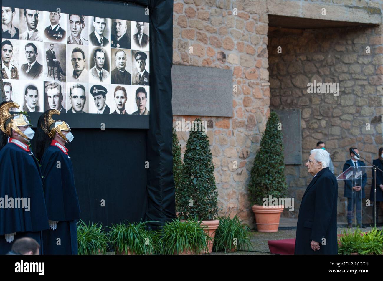 Rome, Italie. 24th mars 2022. Le Président de la République, Sergio Mattarella, ainsi que les présidents du Sénat et de la Chambre, Elisabetta Casellati et Roberto Fico, et le Ministre de la défense, Lorenzo Guérini, ont participé à la cérémonie commémorative du 78th anniversaire du massacre de la Fosse Ardeatine à Rome. Ils ont tué 335 civils et militaires, des prisonniers politiques, des juifs, des prisonniers communs. Crédit : Agence photo indépendante/Alamy Live News Banque D'Images