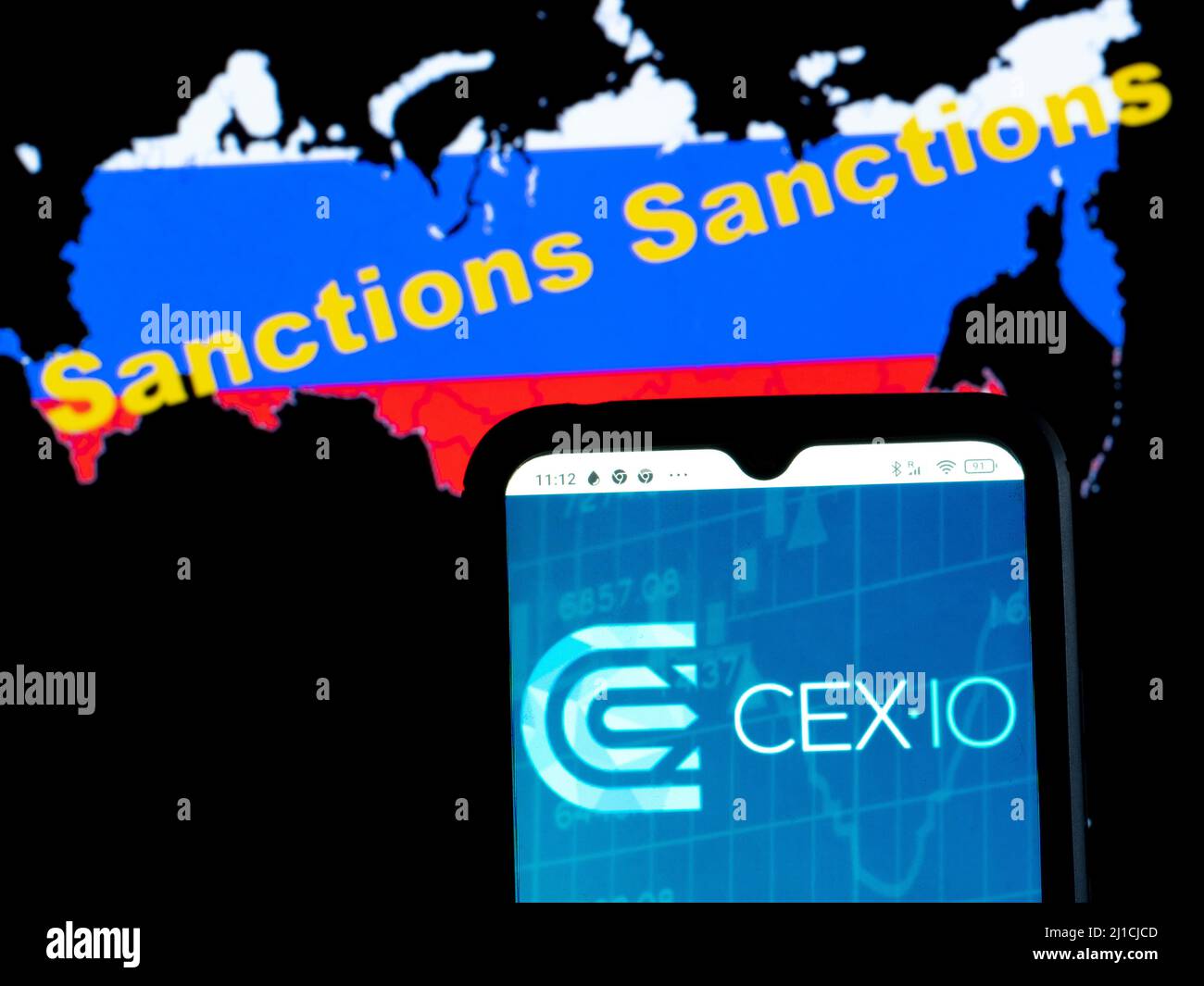 Allemagne. 20th mars 2022. Dans cette illustration, le logo cex IO est affiché sur l'écran d'un smartphone avec un drapeau russe sous forme de carte du pays avec l'inscription sanctions en arrière-plan. (Credit image: © Igor Golovniov/SOPA Images via ZUMA Press Wire) Banque D'Images