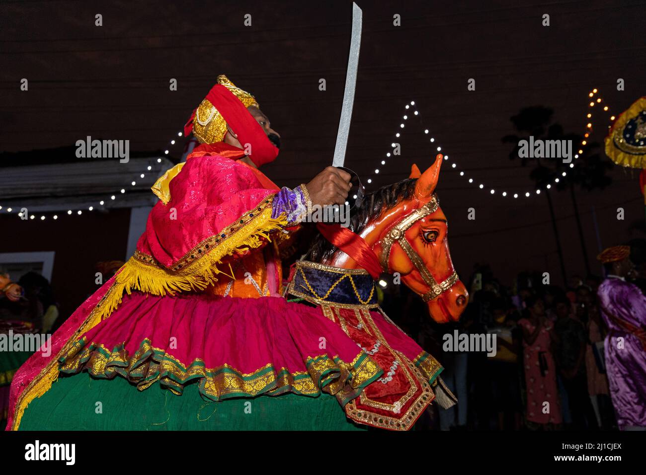 Groupe d'hommes vêtus de soldats montés à cheval, en tenue colorée ...