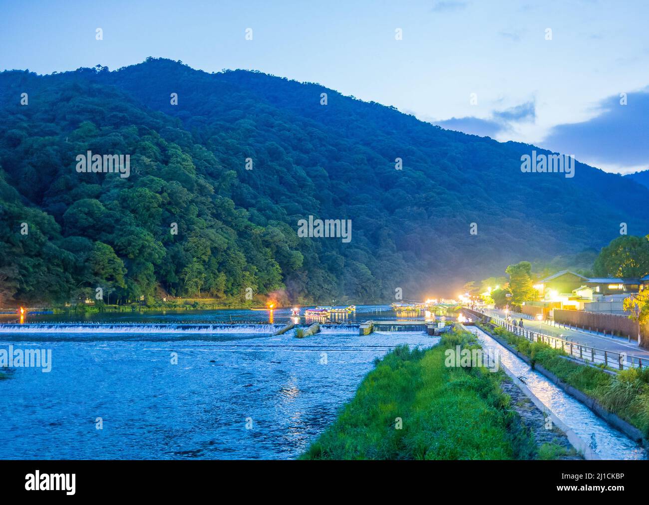 Lumières le long de la rivière à Arashiyama au crépuscule Banque D'Images