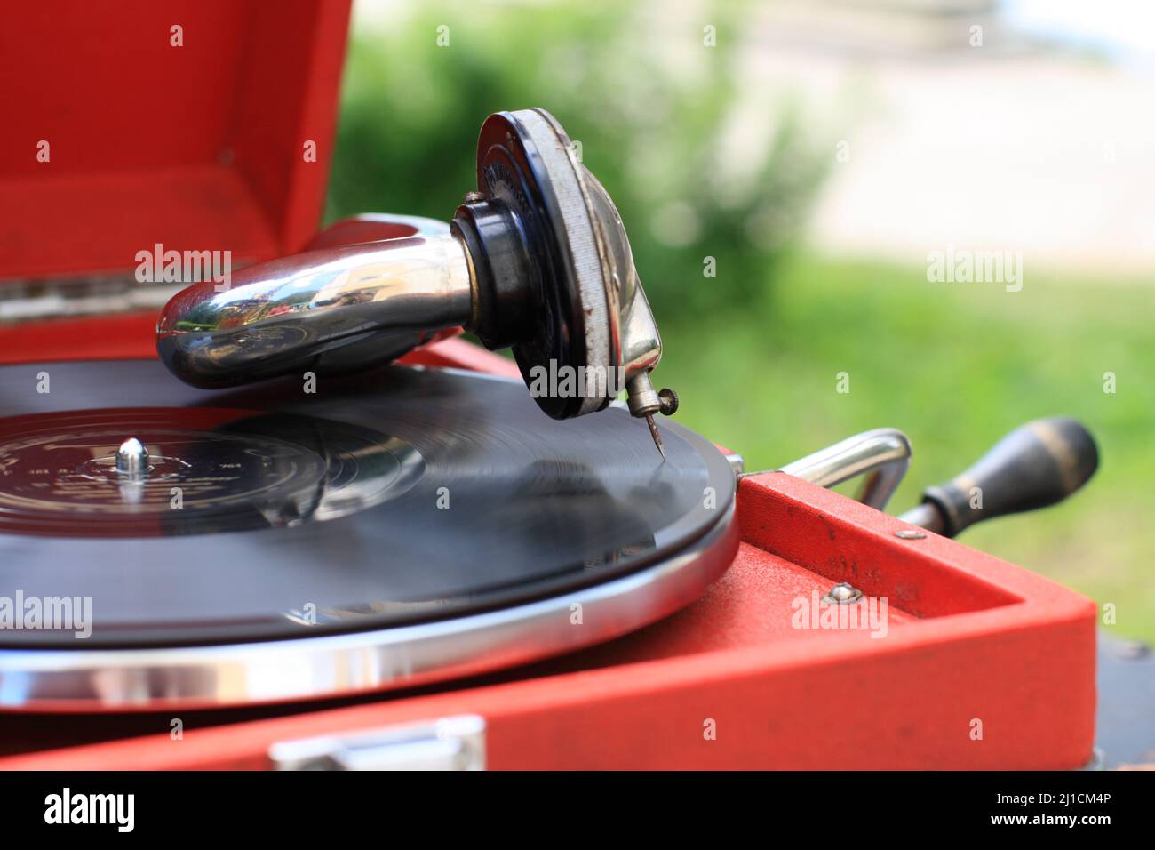 Le gramophone portable antique avec disque, extérieur Banque D'Images