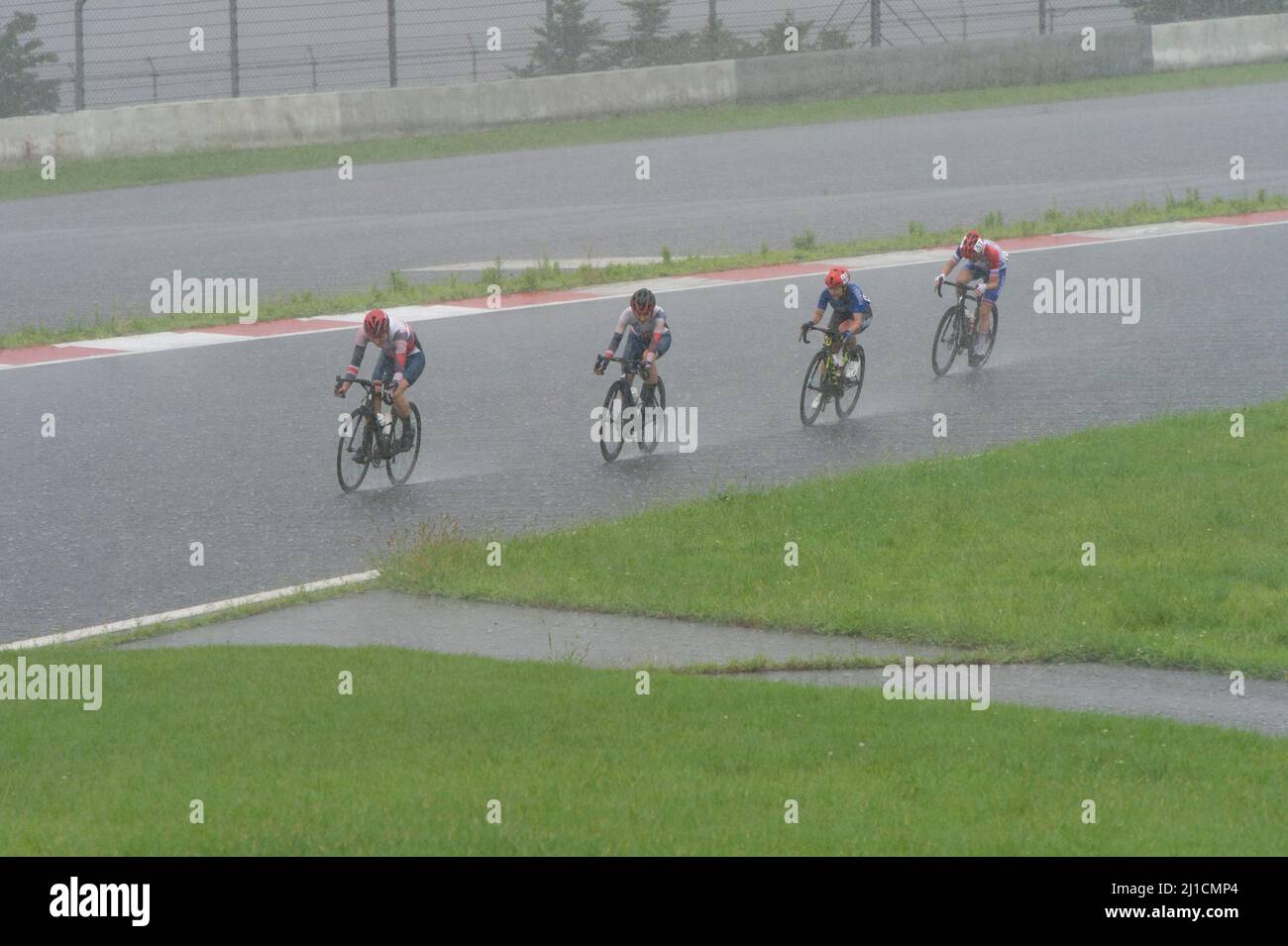 Les paracycliques s'affrontant dans un déluge lors de la course féminine sur route C4 aux Jeux paralympiques de Tokyo au Fuji International Speedwway. Banque D'Images