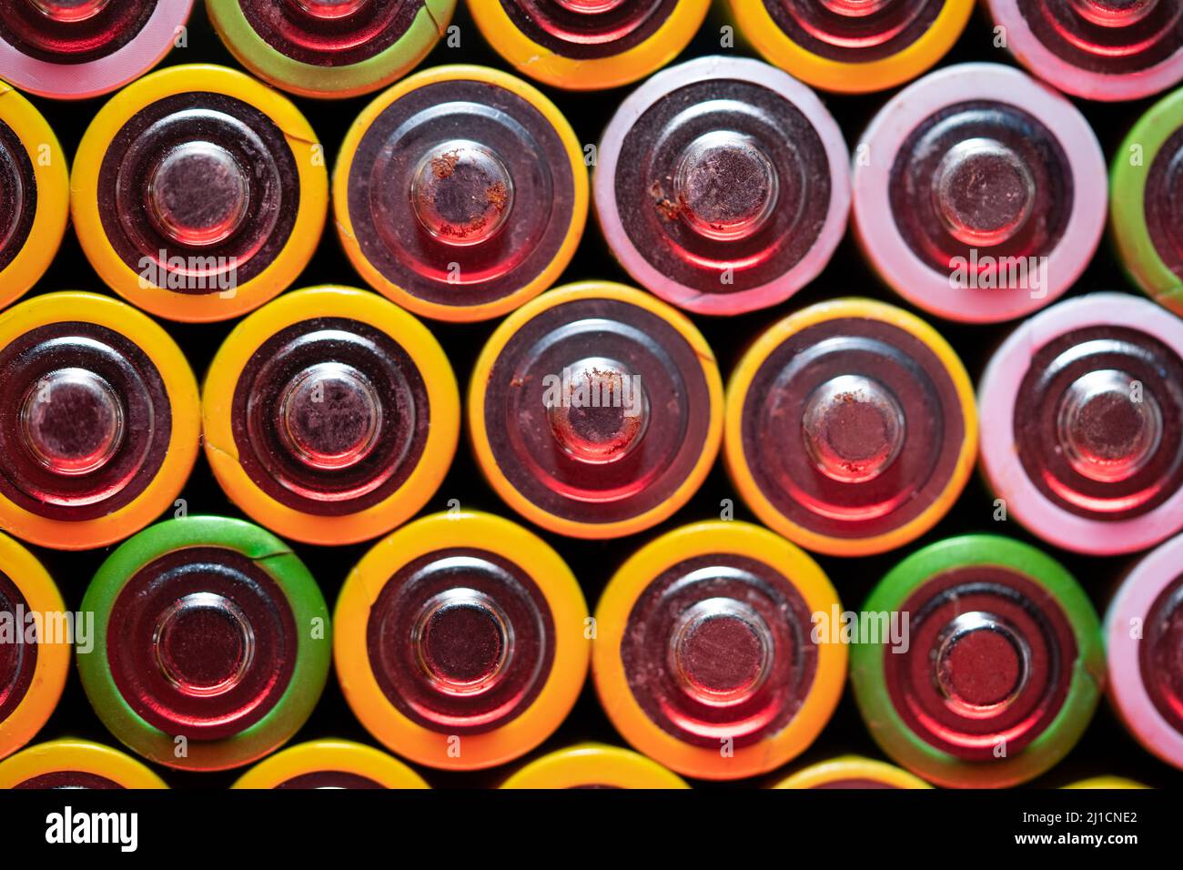 Vue rapprochée en plan de la batterie usagée. Concept de déchets dangereux électroniques. Arrière-plan des piles Banque D'Images