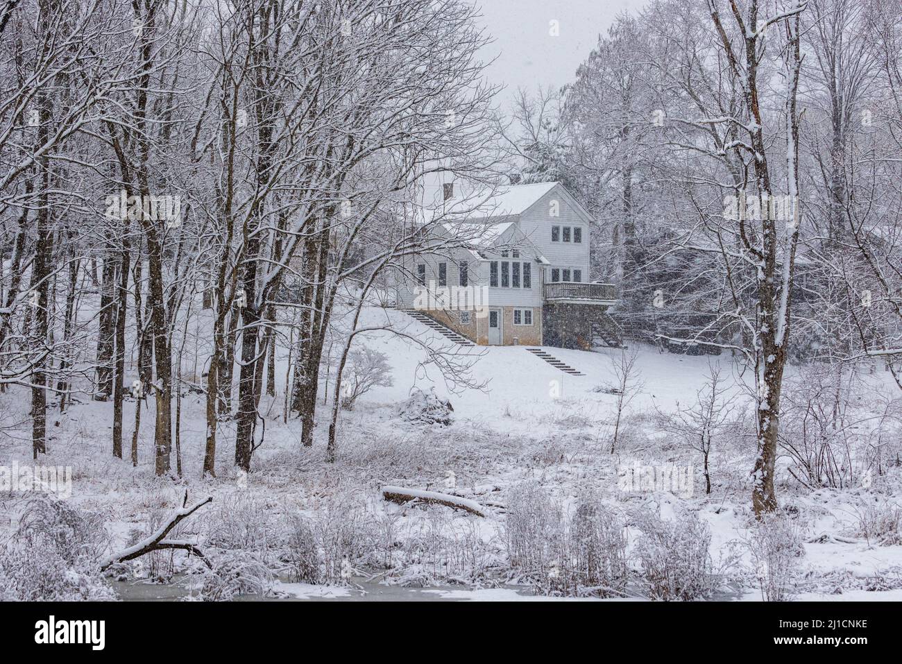 Grande maison dans un paysage enneigé Banque D'Images