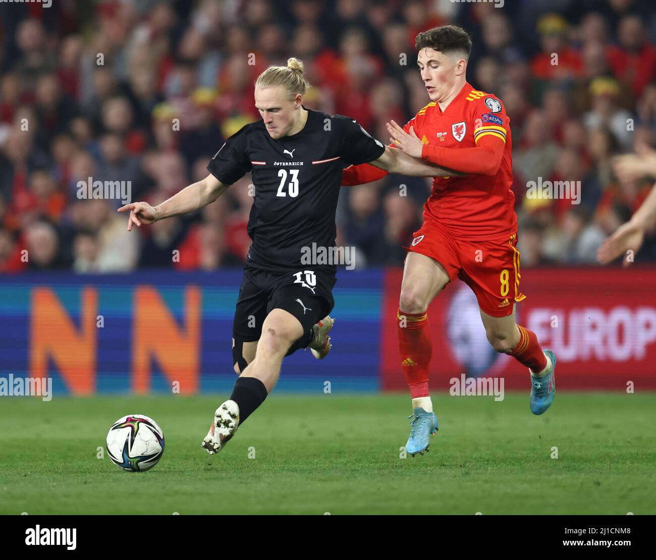 Cardiff, pays de Galles, 24th mars 2022. Xaver Schlager, d'Autriche, défié par Harry Wilson, du pays de Galles, lors de la qualification à la coupe du monde de la FIFA 2023 - match européen au Cardiff City Stadium, Cardiff. Le crédit photo doit être lu : Darren Staples / Sportimage Banque D'Images