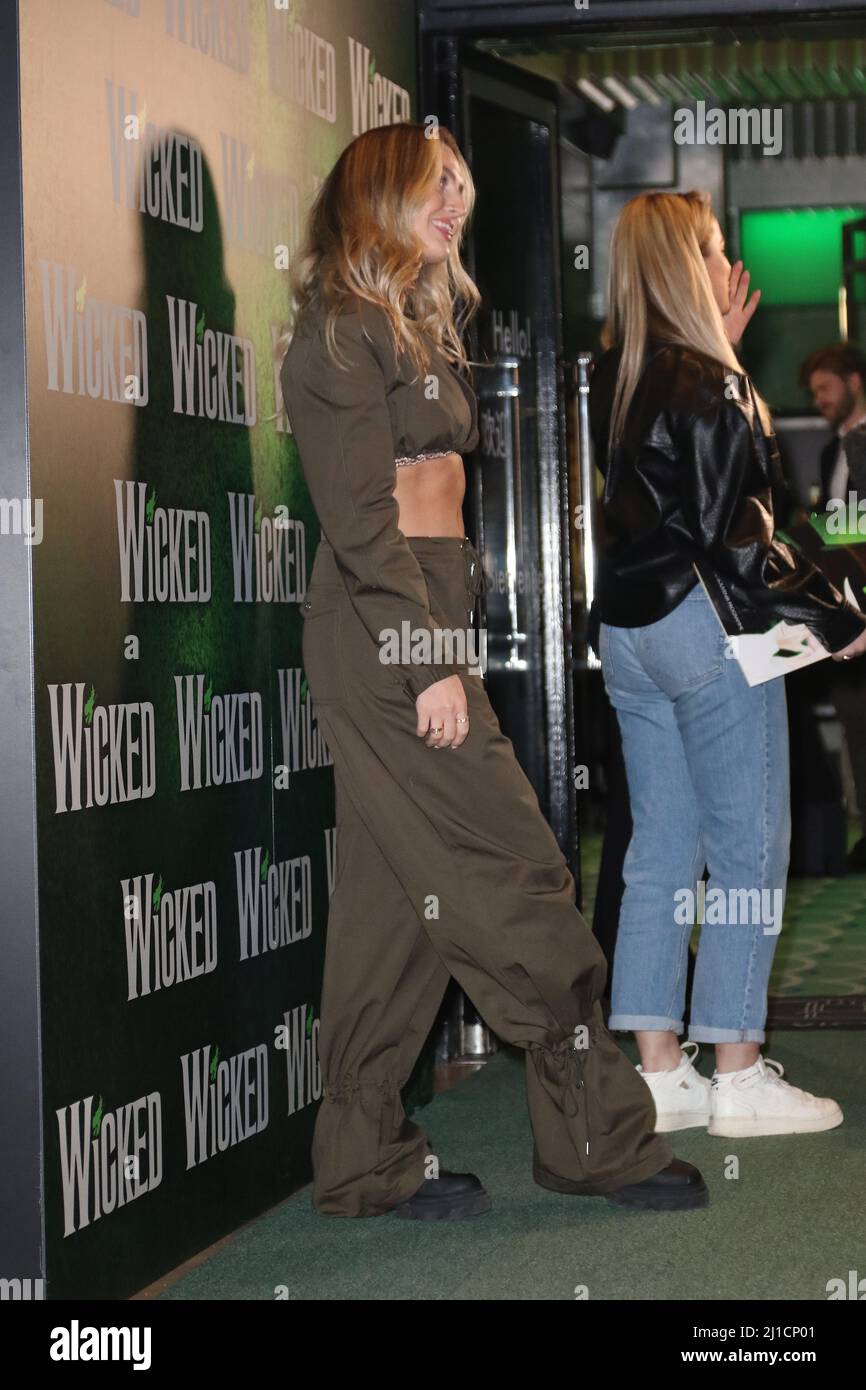 Perrie Edwards, Wicked - Media Night, Apollo Victoria Theatre, Londres