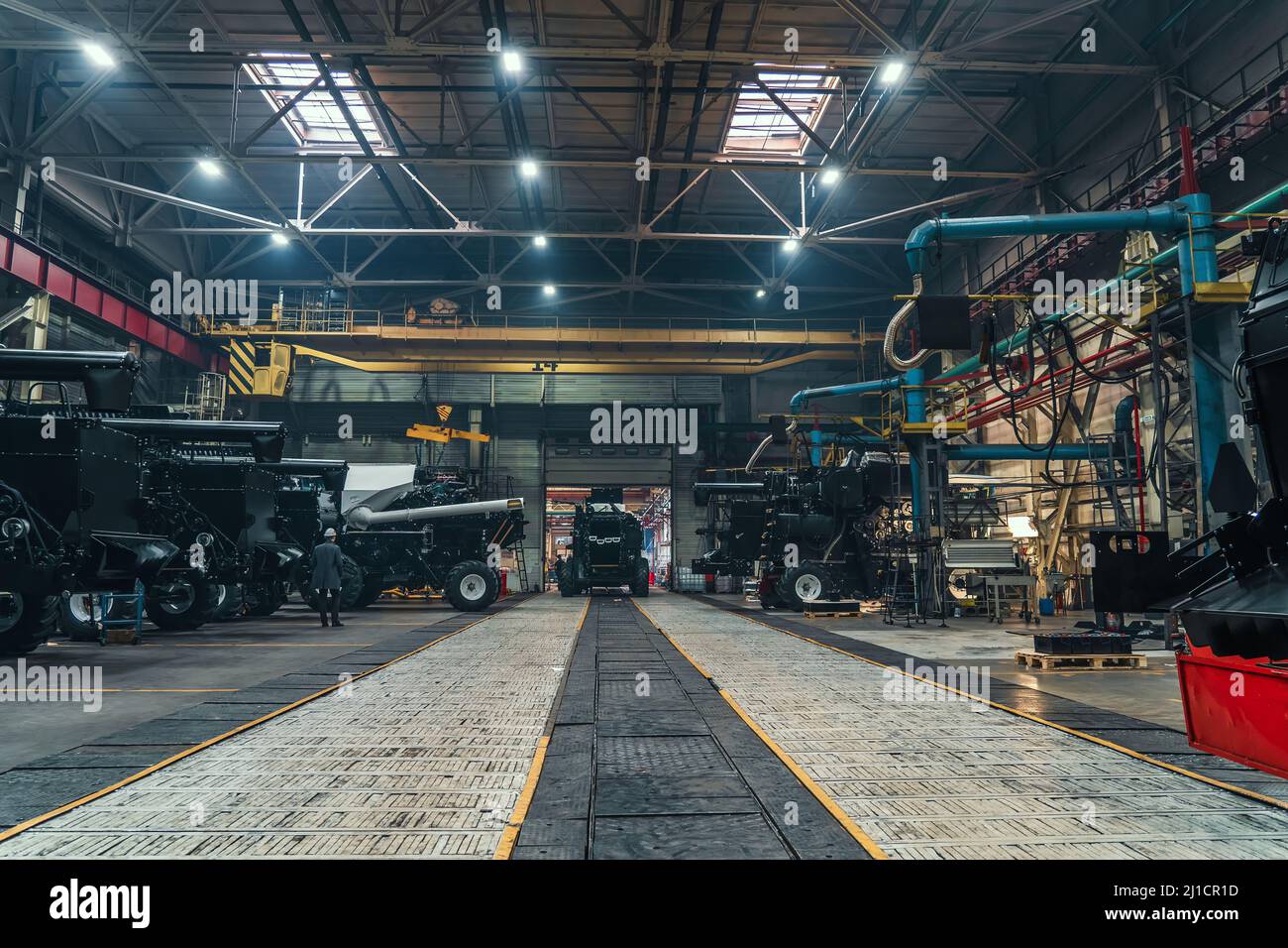 Grand entrepôt industriel avec tracteurs industriels ou moissonneuses en usine pour la production de machines agricoles. Banque D'Images