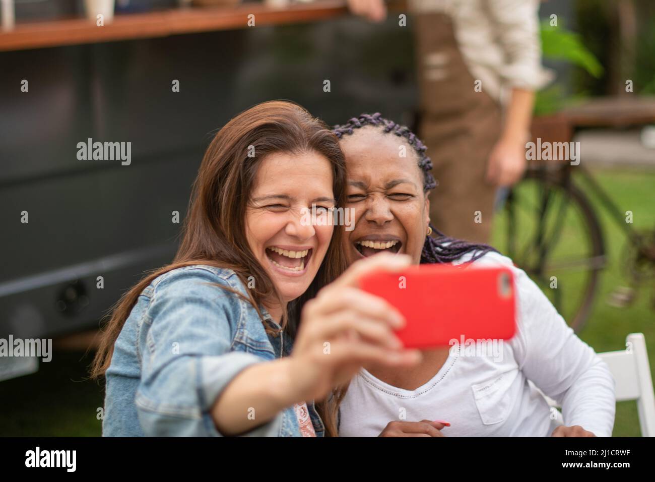 Des amis joyeux prennent le selfie dans la rue Banque D'Images