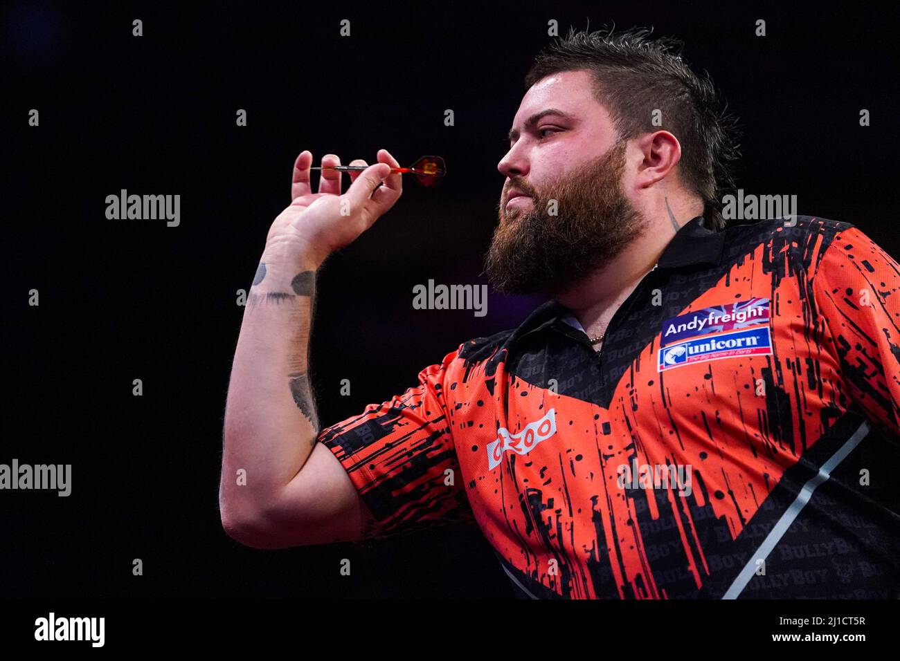 ROTTERDAM, PAYS-BAS - MARS 24: Michael Smith d'Angleterre concurrence  contre Michael van Gerwen des pays-Bas pendant le septième jour de la 2022  Cazo Premier League à Ahoy le 24 mars 2022 à