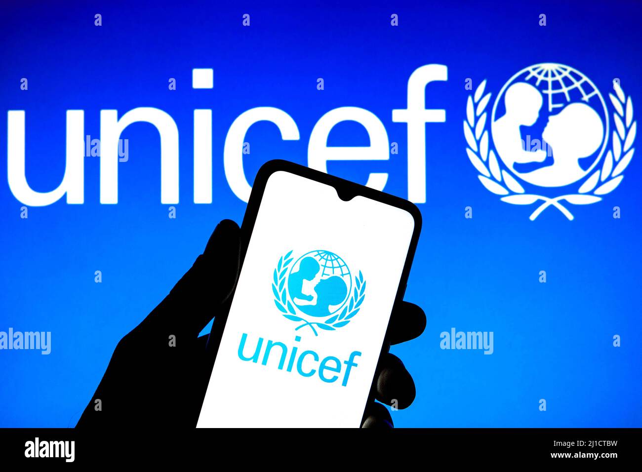 Espagne. 23rd mars 2022. Sur cette photo, un logo UNICEF apparaît sur un smartphone avec un logo UNICEF en arrière-plan. (Image de crédit : © Thiago Prudencio/SOPA Images via ZUMA Press Wire) Banque D'Images