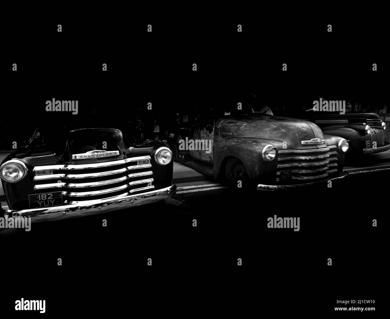 Voitures classiques sur fond noir Banque D'Images