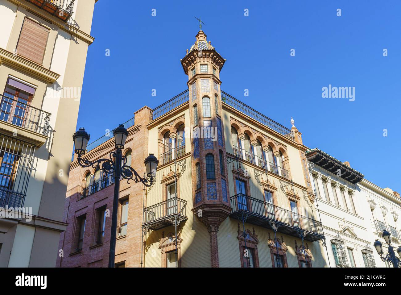 Bâtiment moderniste dans la ville de Séville, en Andalousie, Espagne Banque D'Images