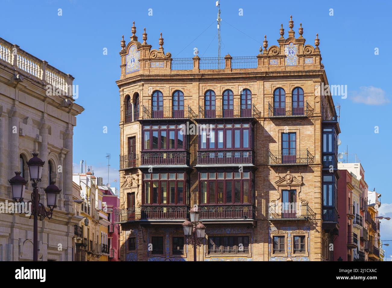 Bâtiment moderniste dans la ville de Séville, en Andalousie, Espagne Banque D'Images