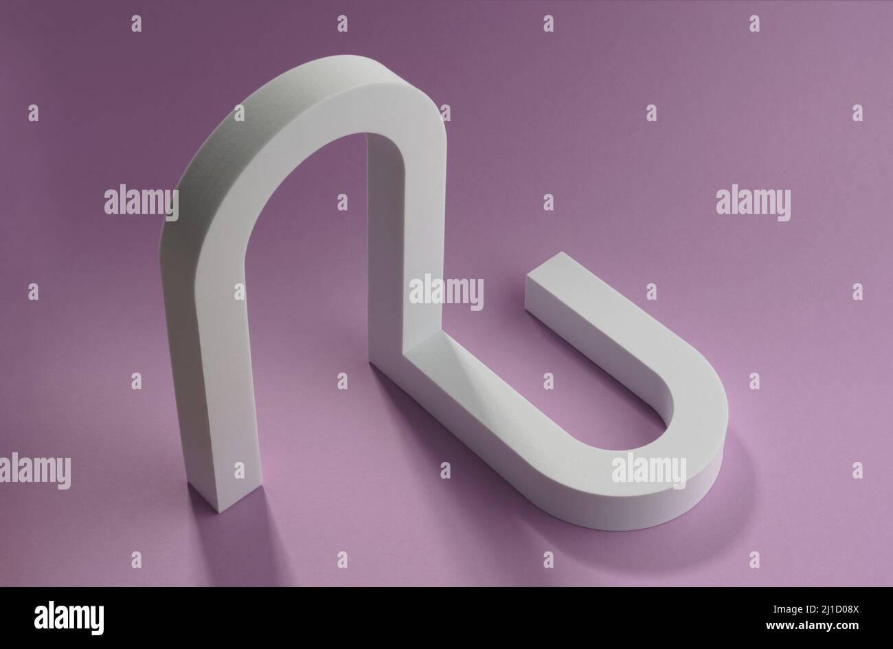 3D lettres N et U logo en forme moderne objet blanc sur fond violet avec espace de copie Banque D'Images