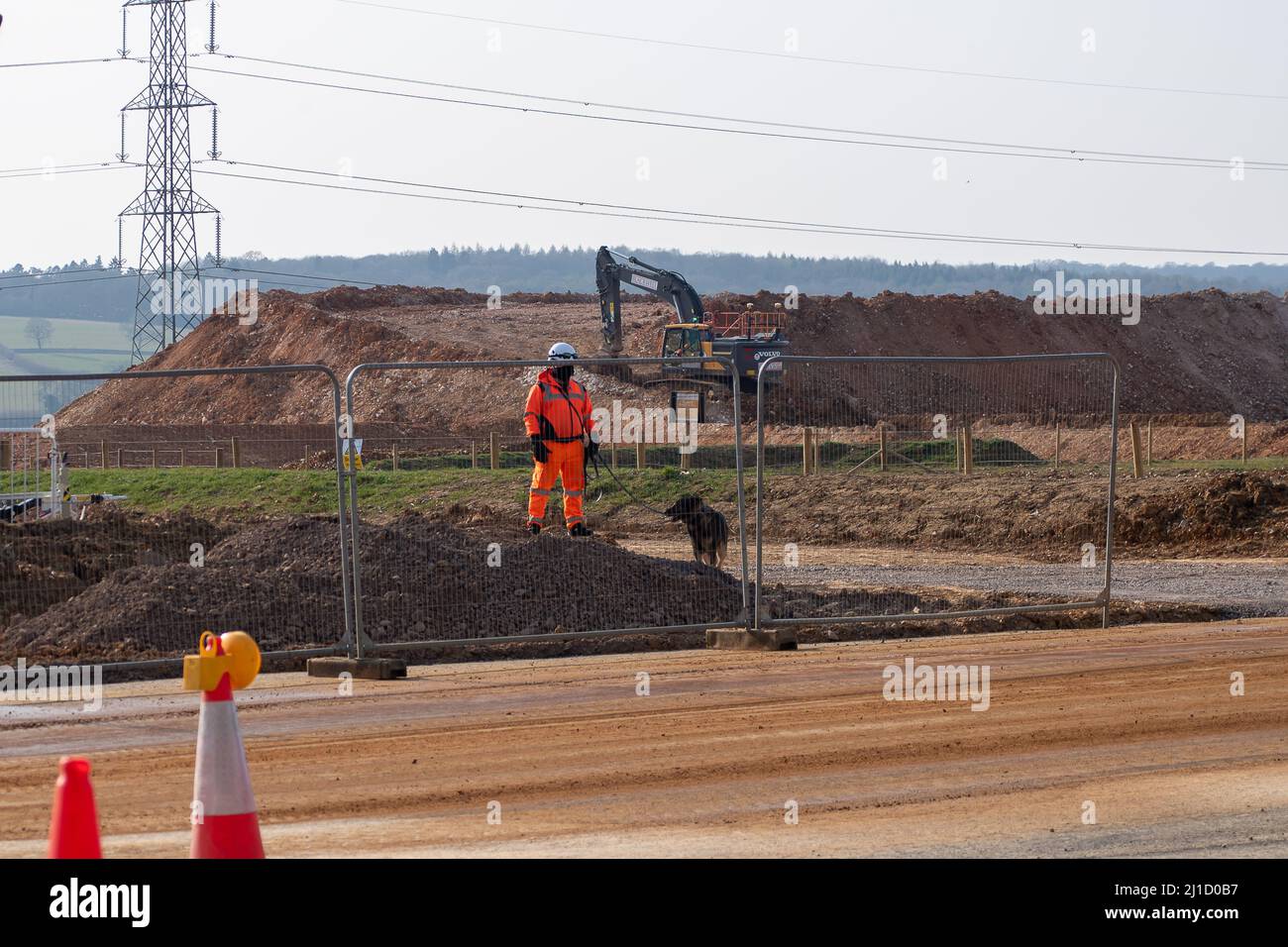 Great Missenden, Buckinghamshire, Royaume-Uni. 24th mars 2022. Un chien de garde de HS2 et son maître suivaient aujourd'hui les habitants qui marchaient le long de Leather Lane. Une campagne de la part des locaux pour empêcher HS2 de faire abattre plus de 80 chênes compte plus de 1 000 habitants. HS2 Ltd construtera un pont sur Leather Lane pour le chemin de fer à grande vitesse 2. Le cuir Lane est une route pittoresque à voie unique et l'ancienne holloway. Le pont supérieur de HS2 entraînera la perte supplémentaire de plus de 80 chênes le long de Leather Lane, cependant, les locaux ont commandé un ingénieur qui a conçu un plan alternatif viable qui serait SAV Banque D'Images