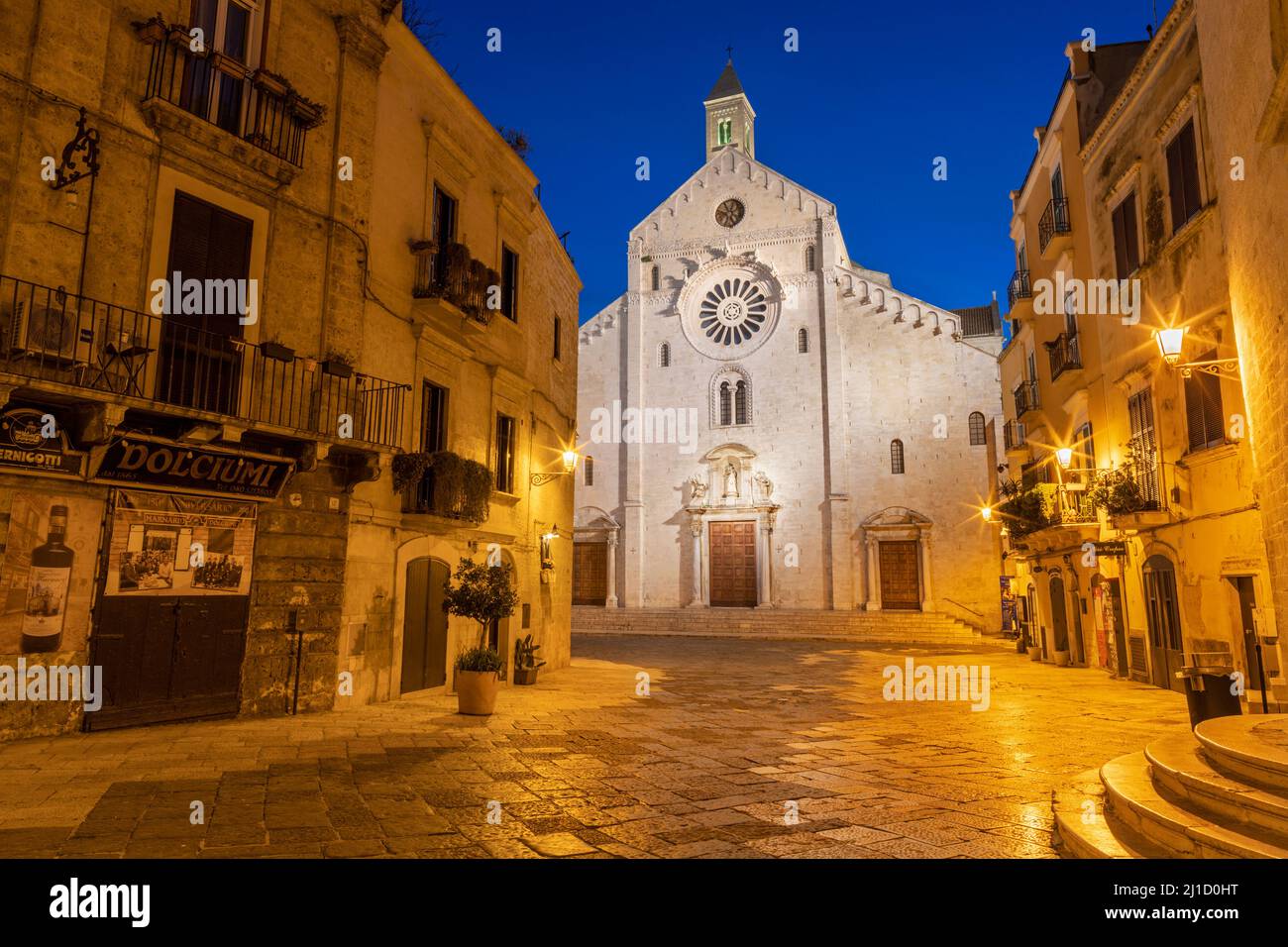 Bari - la cathédrale Saint Sabinus et la place au crépuscule. Banque D'Images