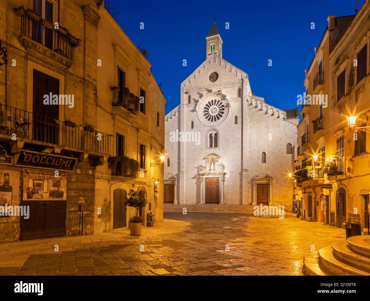 Bari - la cathédrale Saint Sabinus et la place au crépuscule. Banque D'Images