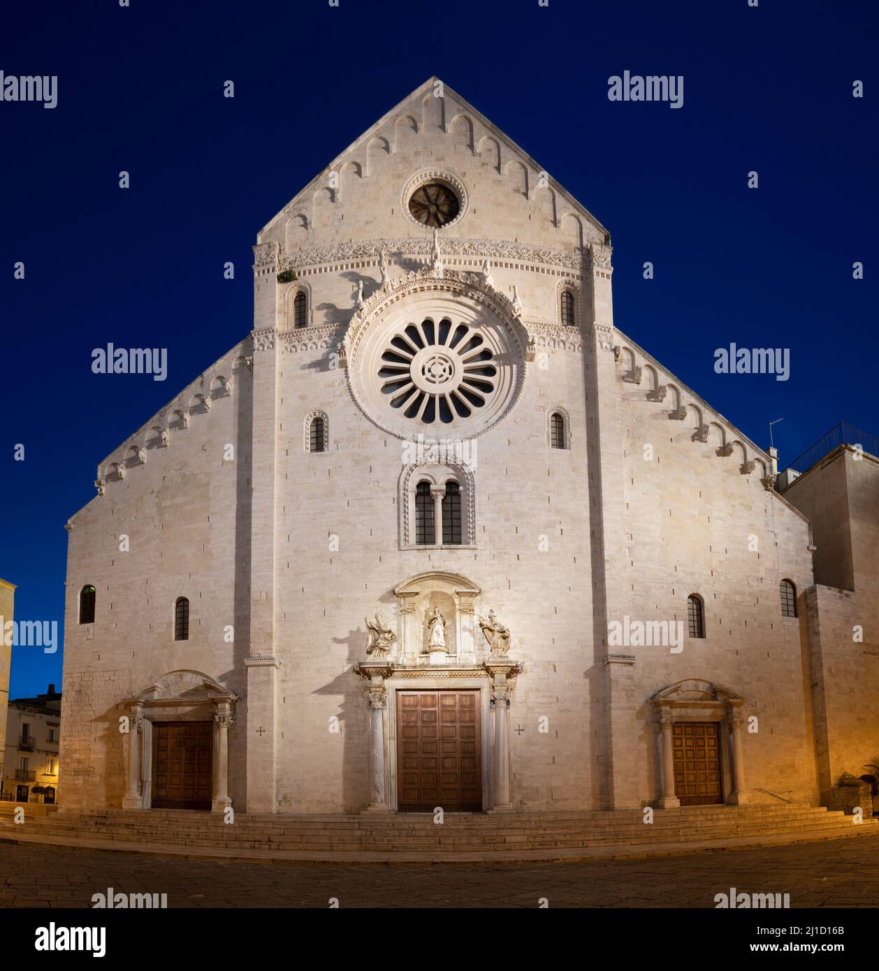 Bari - la cathédrale Saint-Sabinus et la place au crépuscule.; Banque D'Images
