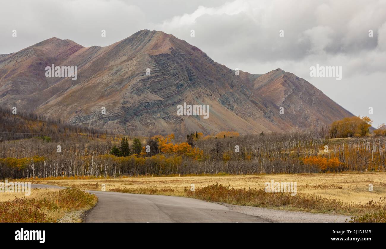 Rouadway en montagne paysage en journée couvert en automne. Paysage spectaculaire avec des montagnes, des orangers, des rochers, ciel bleu nuageux à l'automne au Canada. Banque D'Images
