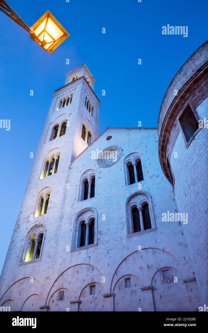 Bari - la tour de la cathédrale Saint-Sabinus au crépuscule. Banque D'Images
