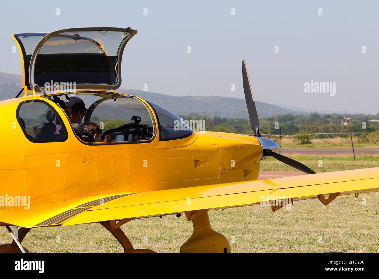 Avion acrobatique léger avec les occupants avant le vol Banque D'Images
