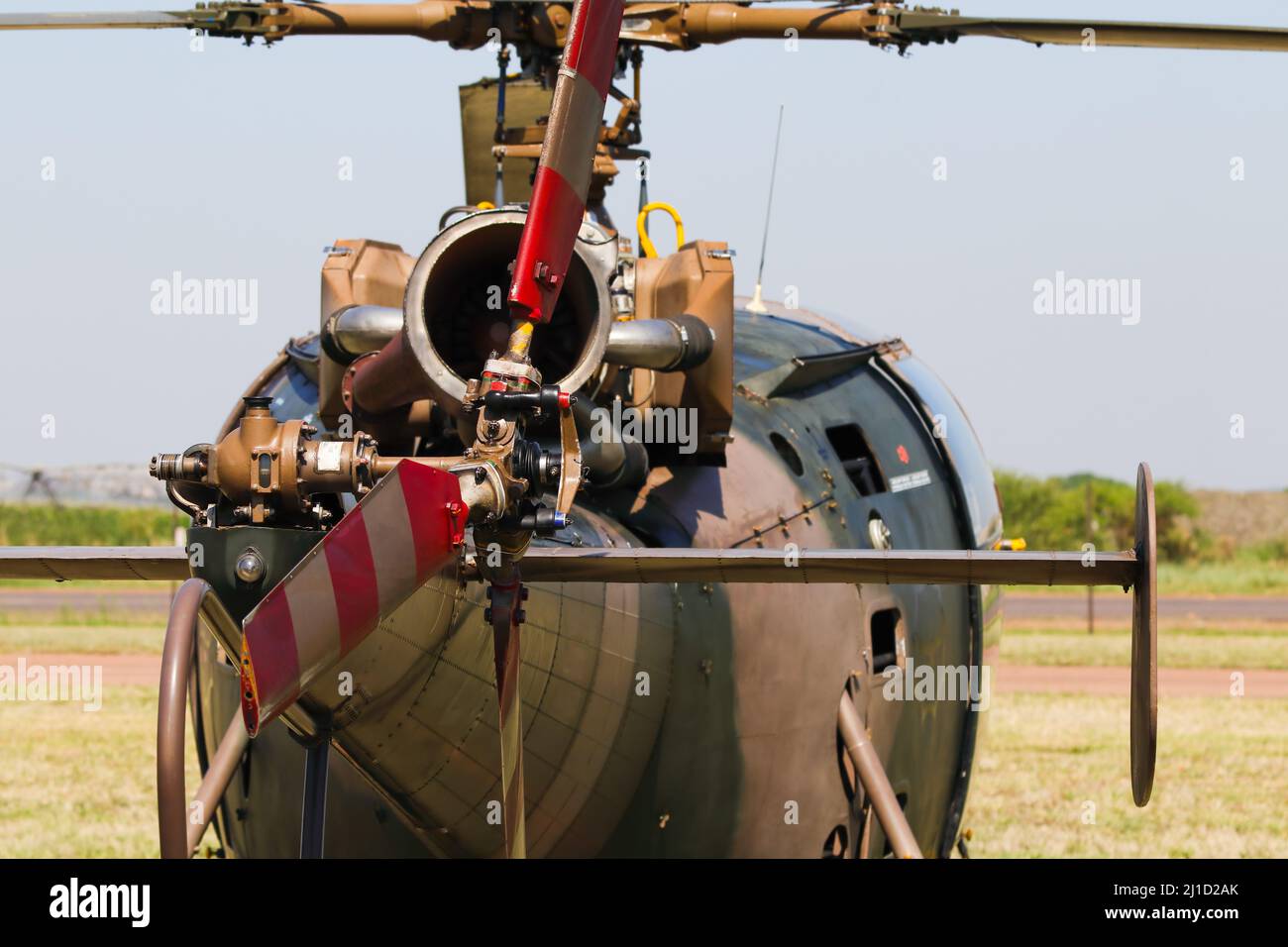 Hélicoptère militaire vue arrière avec rotor de queue Résumé Banque D'Images