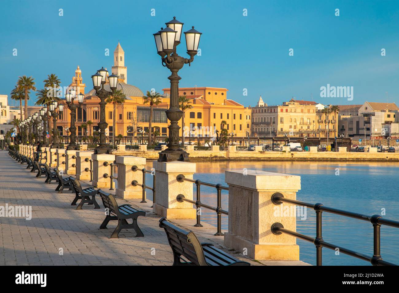 Bari - la promenade dans la lumière du matin. Banque D'Images
