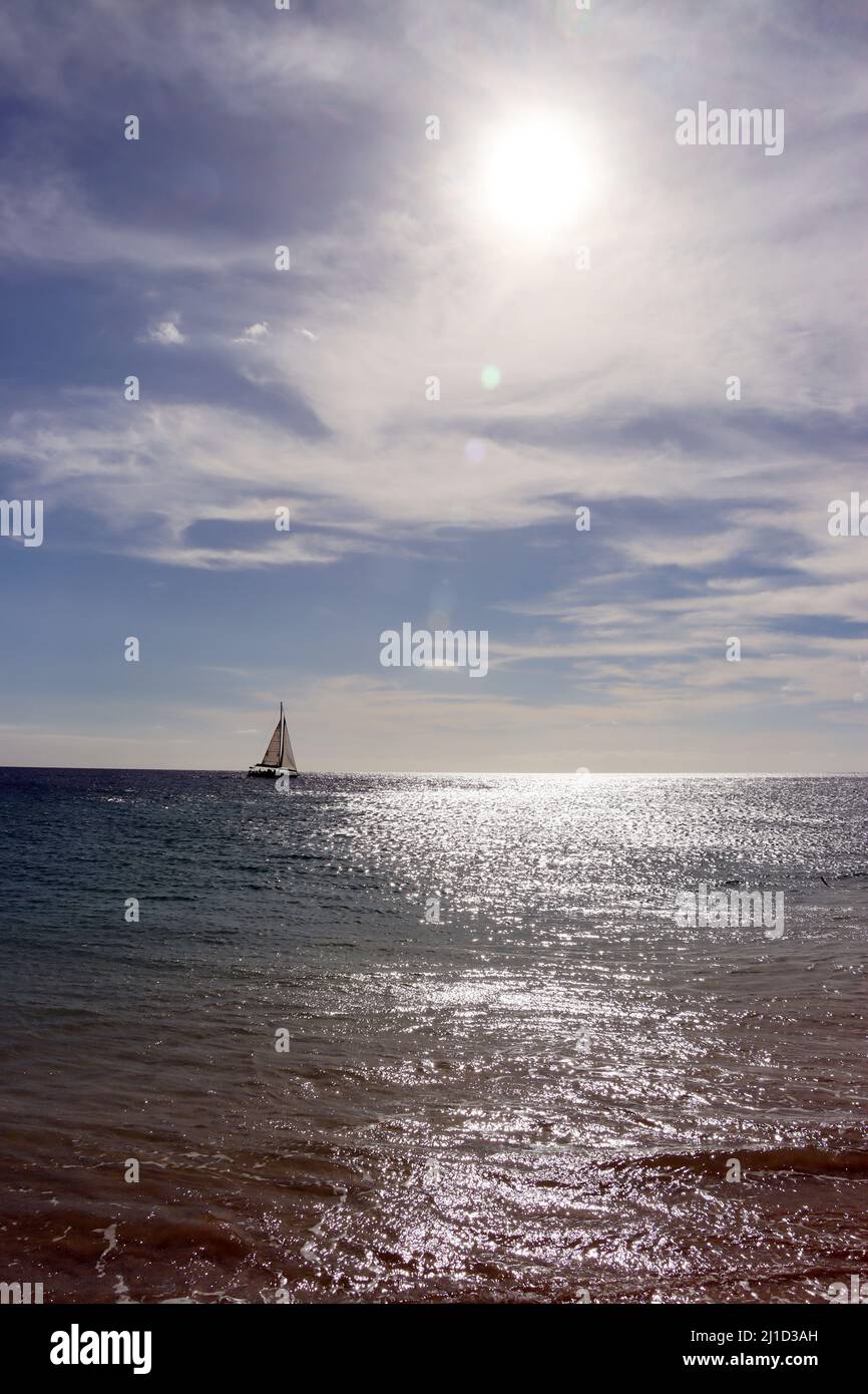Segelschiff im Gegenlicht - Symbolbild für Freiheit und Fernweh, Jandia Playa, Fuerteventura, Espagnol Banque D'Images