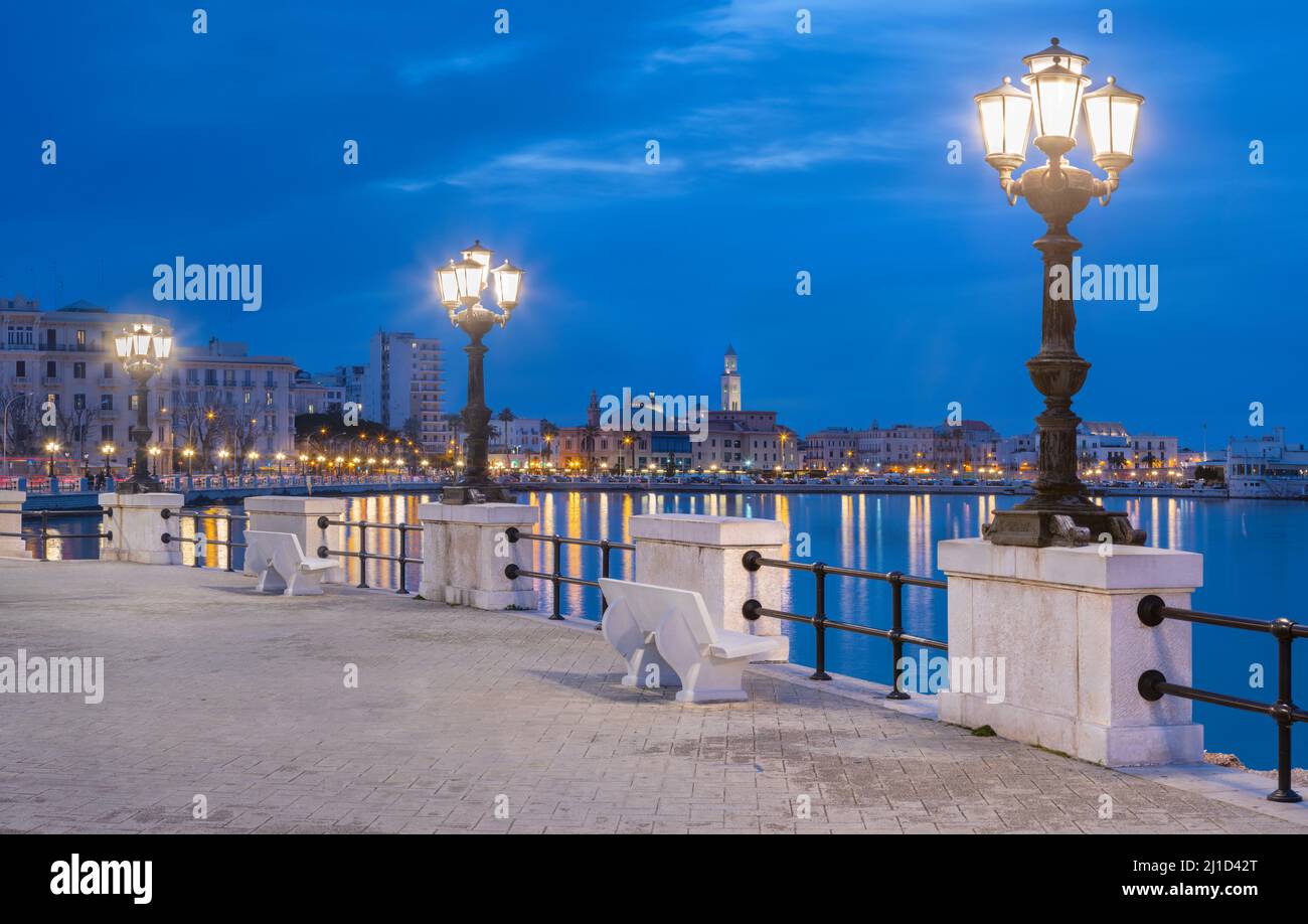 Bari - la promenade au crépuscule. Banque D'Images