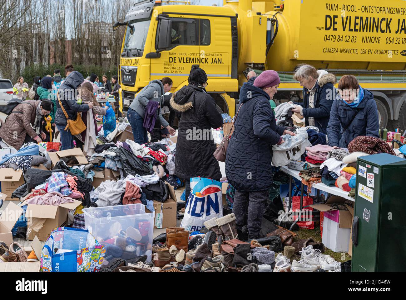 Bruxelles, Belgique - 24 mars 2022 : les réfugiés d'Ukraine à la recherche de vêtements Banque D'Images