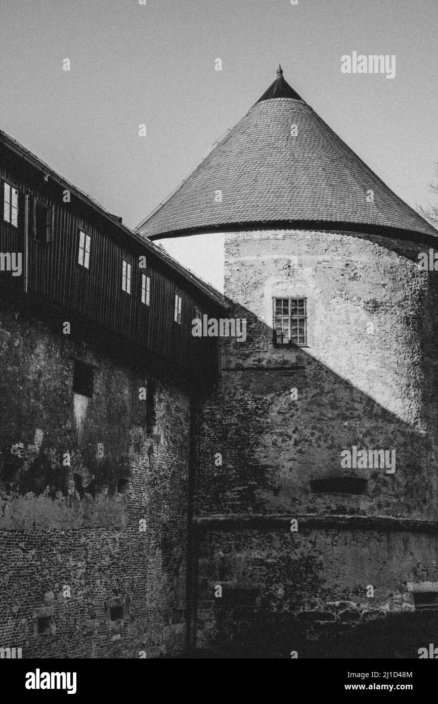 Une photo en niveaux de gris de la célèbre Tour poudrière du Kremlin de Nijni Novgorod en Russie Banque D'Images