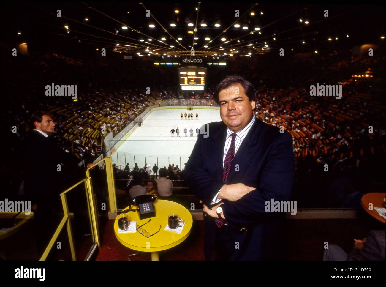 Bruce McNall, le propriétaire de l'équipe des Los Angeles Kings, dans sa boîte au Forum d'Inglewood, en Californie Banque D'Images