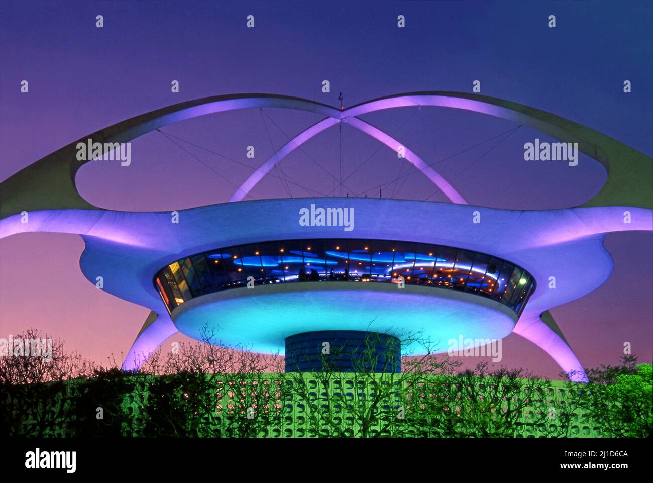 Le bâtiment à thème emblématique de LAX est un exemple exceptionnel de l'architecture moderne du milieu du siècle Banque D'Images