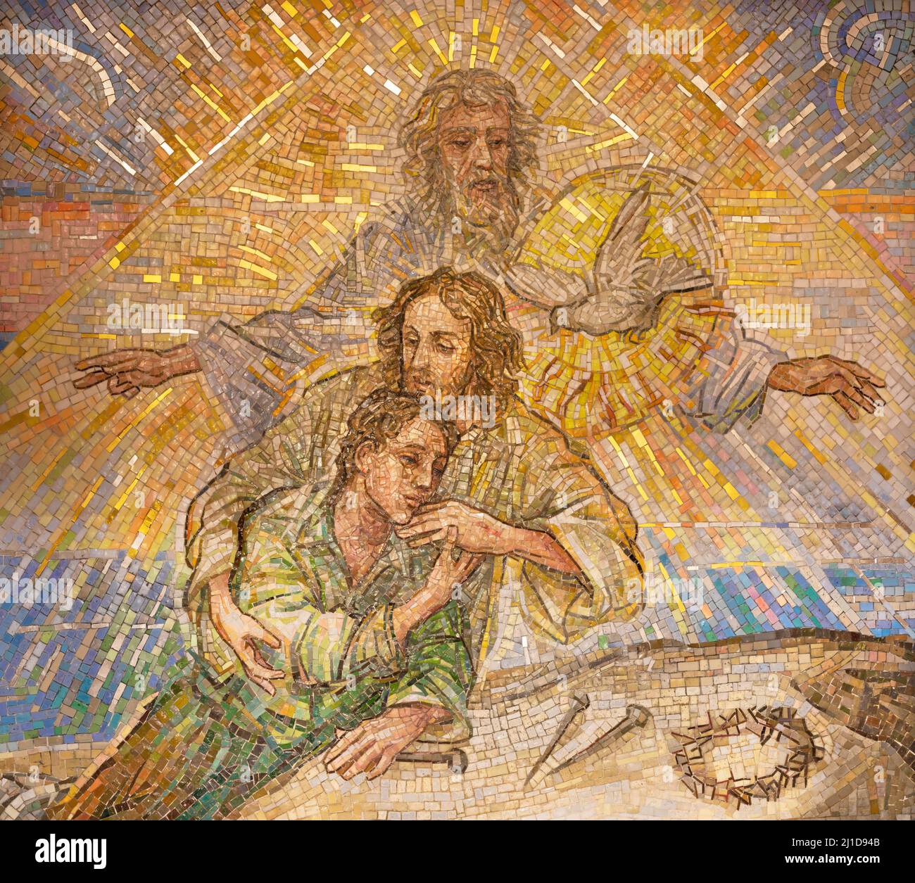 BARI, ITALIE - 5 MARS 2022 : la mosaïque de la Sainte Trinité a aidé de l'homme dans l'église Chiesa di Santa Croce par M. Colonna à partir de 20. Cent. Banque D'Images