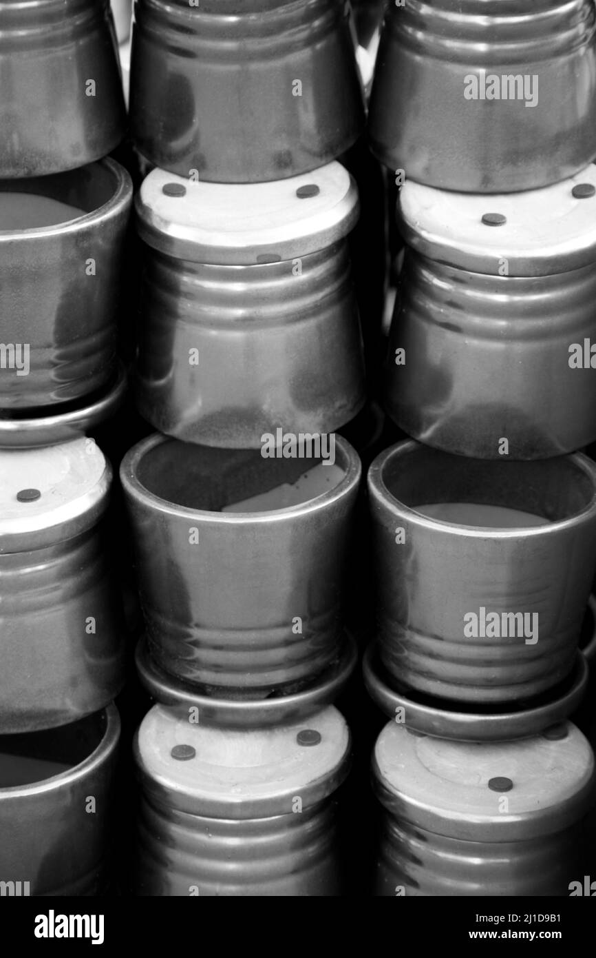 Un résumé noir et blanc gros plan de pots de plantes en céramique émaillée empilés dans un marché de rue, Ontario, Canada - photographie de stock Banque D'Images