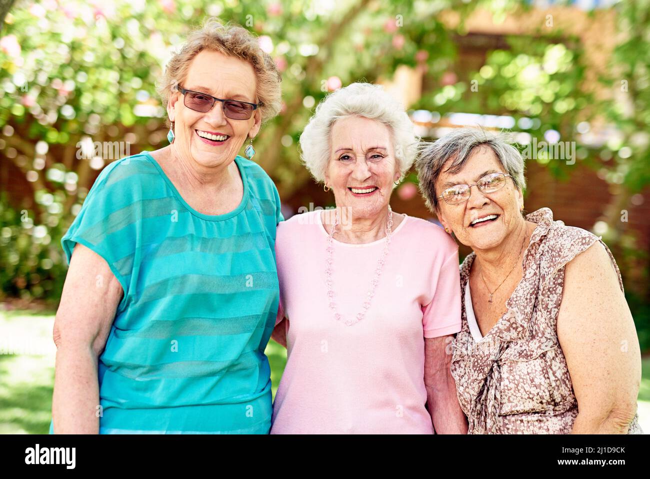 Nous avons toujours été les meilleurs amis. Portrait d'un groupe de femmes âgées souriantes debout à l'extérieur. Banque D'Images