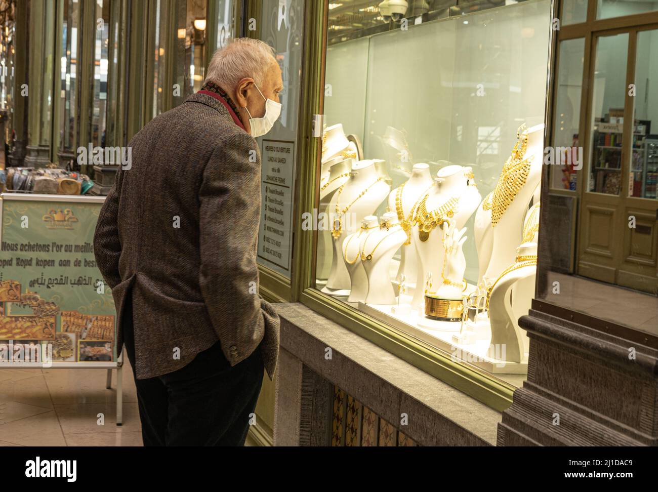 Bruxelles, Belgique - Mars 16 2022: Homme regardant les bijoux en or de luxe dans la vitrine de magasin Banque D'Images