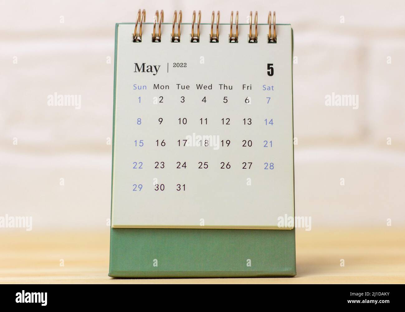 Calendrier de bureau pour mai 2022 sur une table en bois Banque D'Images