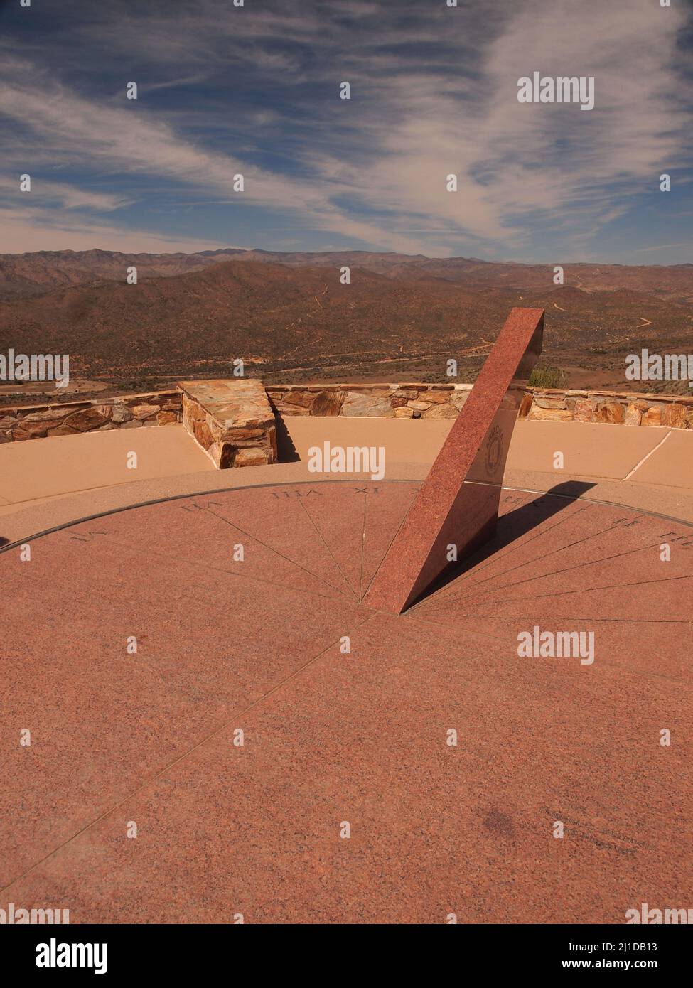 Sunset point Rest Area monument solaire aux ouvriers de l'autoroute de l'Arizona tués le long de l'Interstate 17. Les montagnes Bradshaw lointaines. Banque D'Images