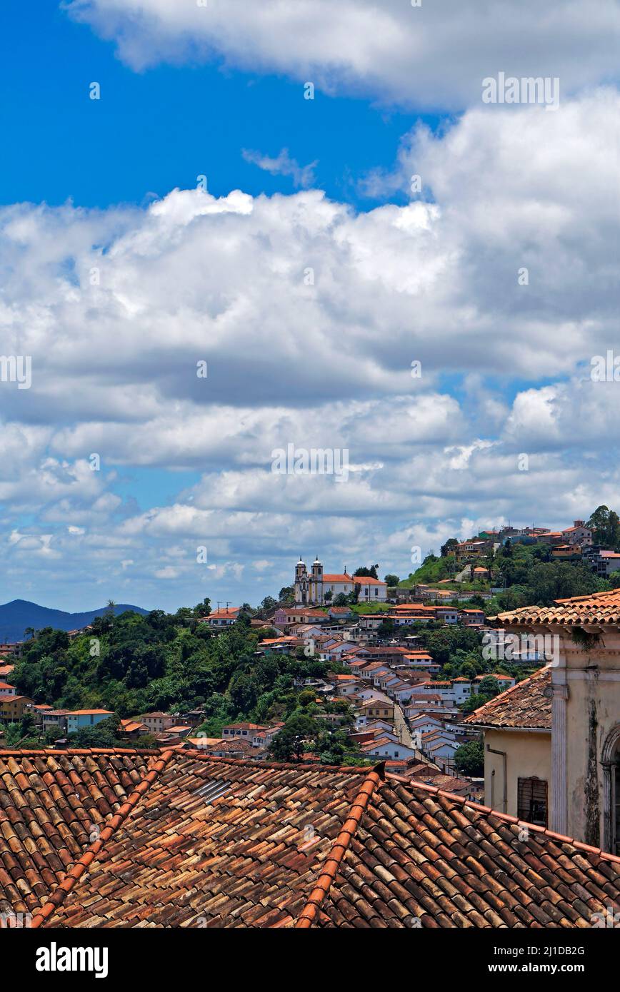 Toits et vue partielle sur Ouro Preto, ville historique du Brésil Banque D'Images