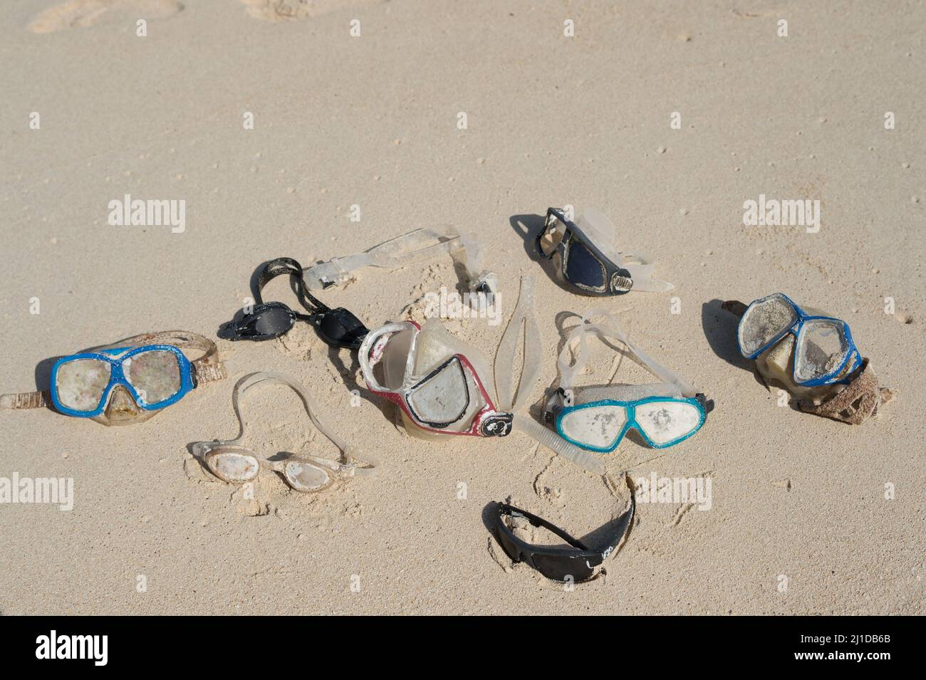 Des lunettes de natation dans le sable près de l'eau sur une plage ensoleillée. Masques de natation, lunettes de protection. Lunettes perdues et trouvées. Hawaï, États-Unis Banque D'Images