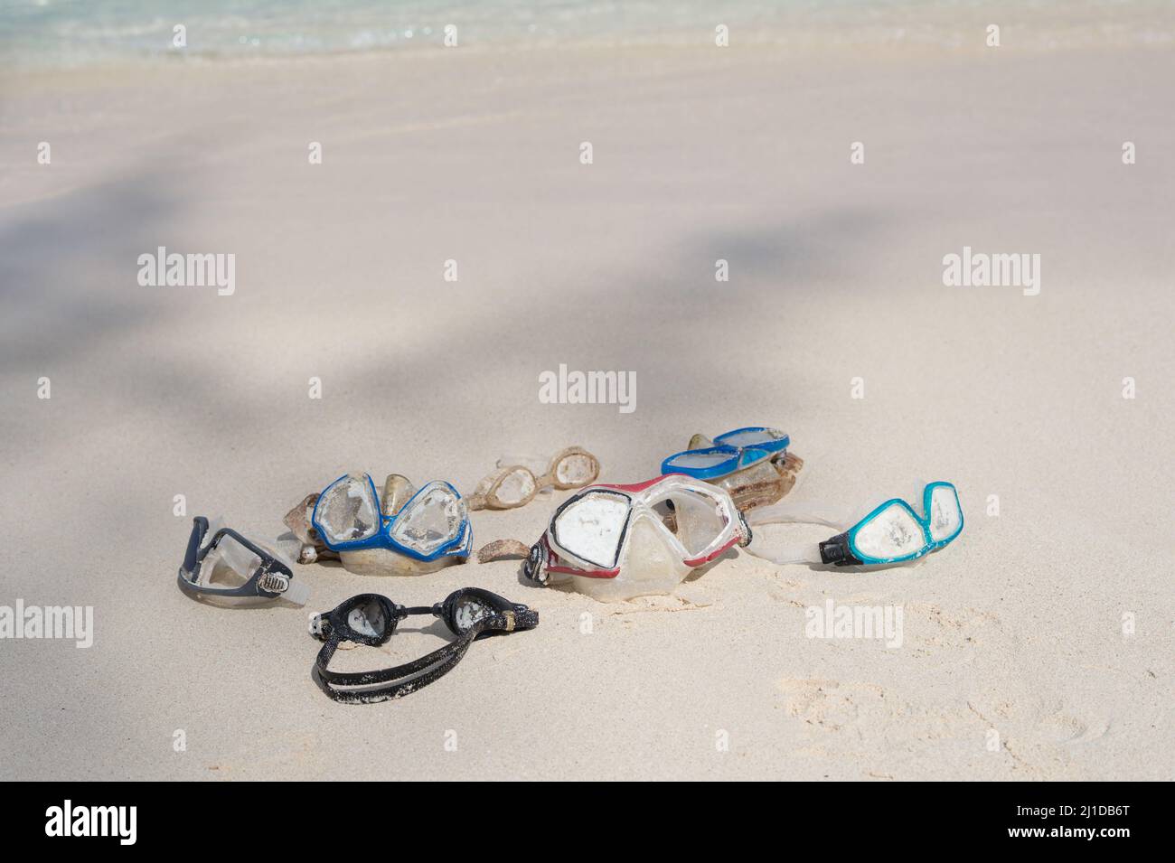 Des lunettes de natation dans le sable près de l'eau sur une plage ensoleillée. Masques de natation, lunettes de protection. Lunettes perdues et trouvées. Hawaï, États-Unis Banque D'Images