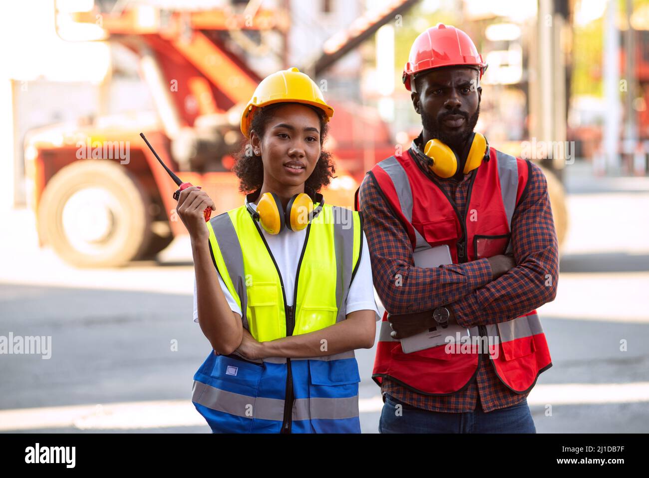Sérieux deux Afro-américains, hommes et femmes, vérifient le chargement des conteneurs de fret à partir du fret maritime pour l'exportation d'importation. Banque D'Images