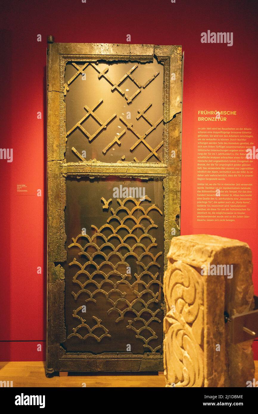 Mayence, Allemagne. 18th mars 2022. L'exposition « Avrea Magontia » du Landesmuseum Mayence présente une porte en bronze qui aurait été fabriquée au cours du 1st siècle après J.-C. Restaurée en 2020, la porte pose des énigmes pour les historiens, au sujet desquels le Landesmuseum veut engager la conversation avec les visiteurs. (À dpa: 'Exposition médiévale de Mainz montre rêver Martin') Credit: Peter Zschunke/dpa-Zentralbild/dpa/Alay Live News Banque D'Images
