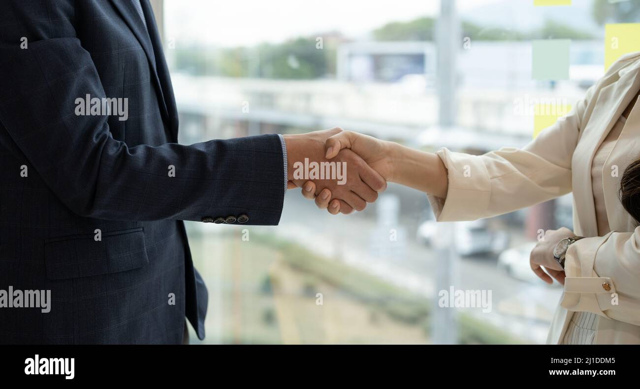 Business asian accord et succès de négociation concept, homme d'affaires en costume de serrer la main avec le client, client après communication formelle et Banque D'Images