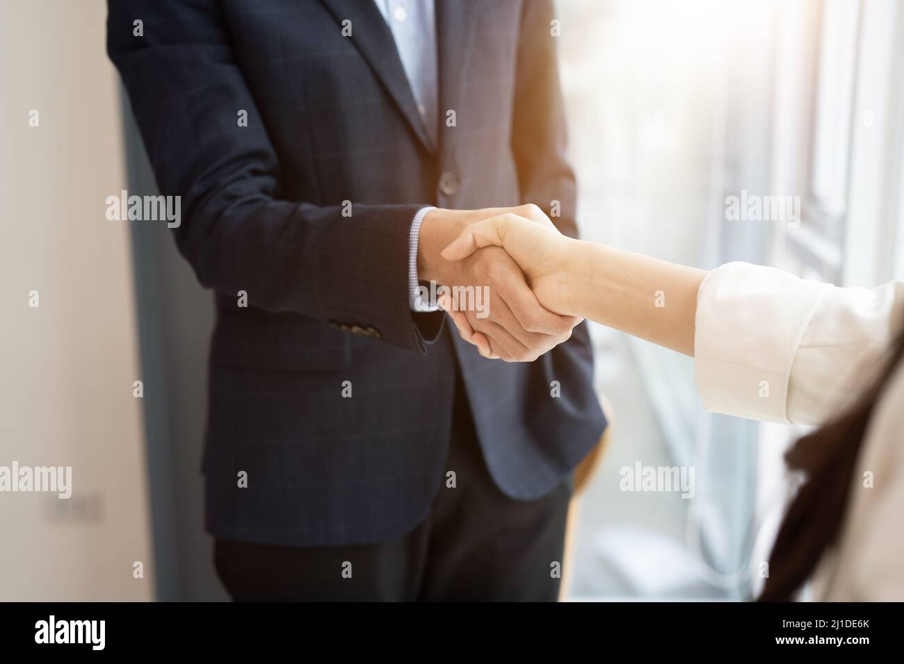 Business asian accord et succès de négociation concept, homme d'affaires en costume de serrer la main avec le client, client après communication formelle et Banque D'Images