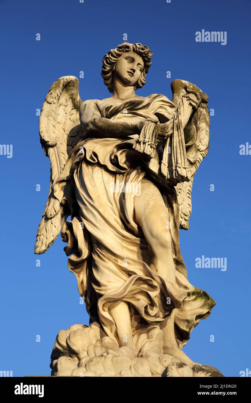 L'une des statues de l'ange connu comme l'Ange avec les Whips sur le Ponte Sant'Angelo, le pas sur le Tibre pour la Cité du Vatican. Banque D'Images
