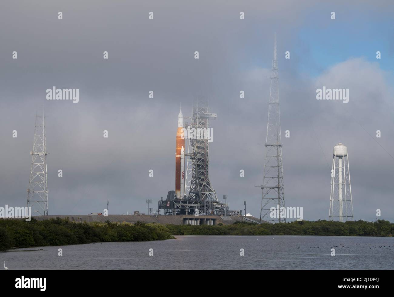 La fusée SLS (Space Launch System) de la NASA à bord de l'engin spatial Orion est vue au sommet d'un lanceur mobile au Launch Complex 39B, le vendredi 18 mars 2022, après avoir été déployée pour la première fois sur le plateau de lancement au Kennedy Space Center de la NASA en Floride. Avant l'essai en vol Artemis I de la NASA, la fusée SLS et l'engin spatial Orion entièrement empilés et intégrés feront l'objet d'une répétition en robe humide au Launch Complex 39B pour vérifier les systèmes et pratiquer les procédures de compte à rebours pour le premier lancement. Photo d'Aubrey Gemignani/NASA via CNP/ABACAPRESS.COM Banque D'Images